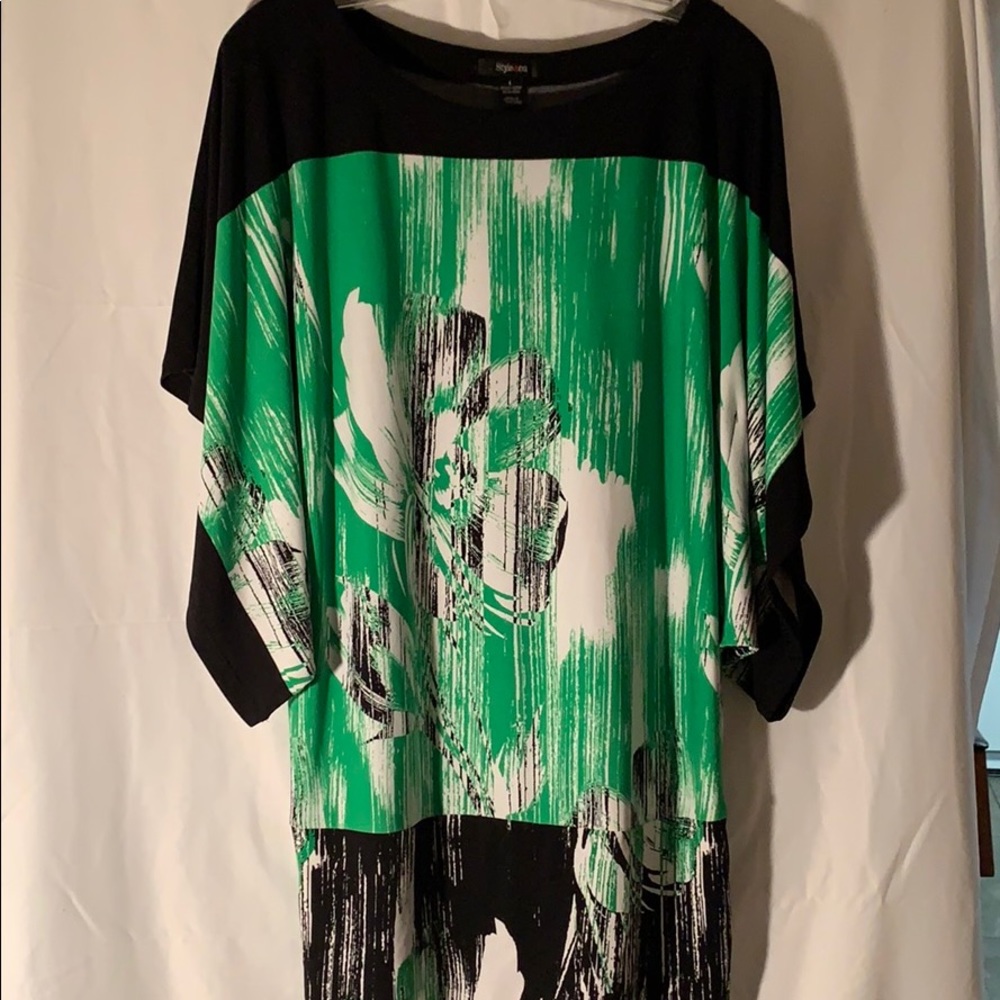 Green/black/white floral tunic